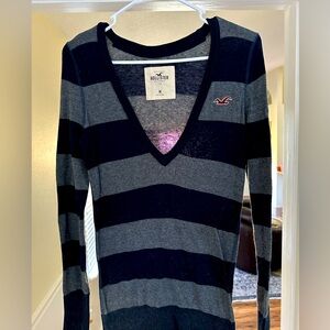 Hollister v neck long sleeve sweater